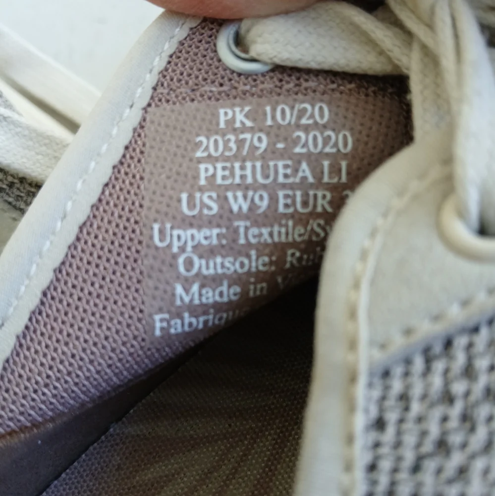 OluKai Pehuea Li Sneakers Size 9